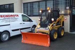 Cat 216 con lama turbina Honda