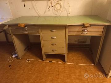 Solido tavolo da lavoro in metallo