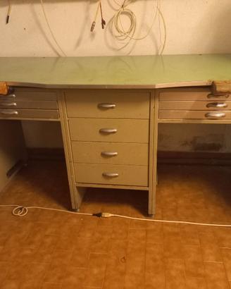 Solido tavolo da lavoro in metallo