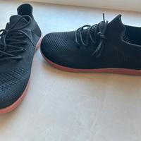 scarpa nera da camminata o ufficio