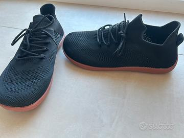 scarpa nera da camminata o ufficio