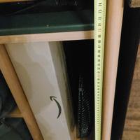 scrivania con sedia ufficio e lampada da tavolo