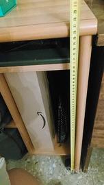 scrivania con sedia ufficio e lampada da tavolo