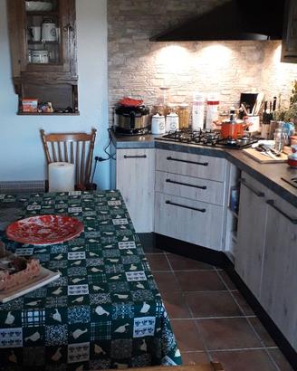 cucina con elettrodomestici in perfette condizioni