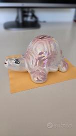 Salvadanaio in ceramica a forma di tartaruga