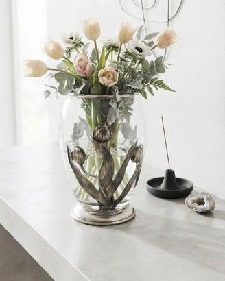 Vaso portafiori in vetro con tulipani in peltro
