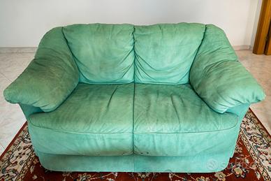 divano 2 posti in microfibra effetto pelle