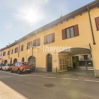 Negozio con due vetrine su strada, Via Cavour, Bes