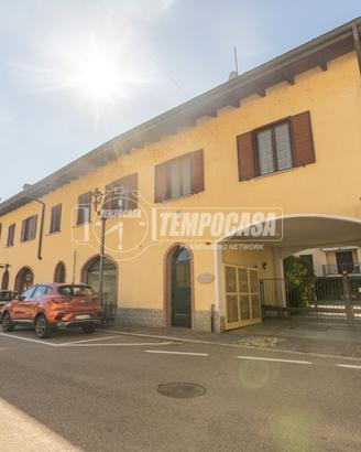 Negozio con due vetrine su strada, Via Cavour, Bes