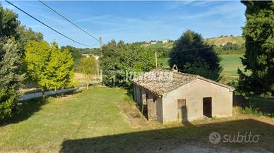 CASALE DI CAMPAGNA CON CORTE PRIVATA E ACCESSORI