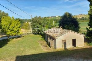 CASALE DI CAMPAGNA CON CORTE PRIVATA E ACCESSORI