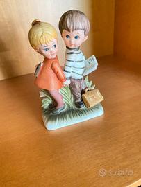 Coppia di bambini in terracotta