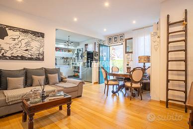 TRILOCALE CON DOPPI SERVIZI AL PIANO TERRA E PISCI