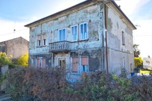 Cologna (fe) appartamento da ristrutturare al 1°p