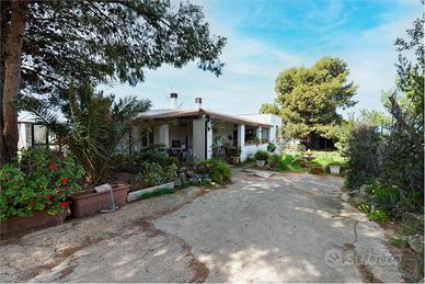 Casa indipendente immersa nel verde