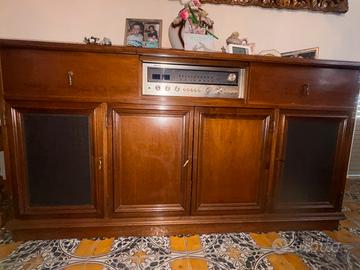 Credenza in legno con radio stereo integrata