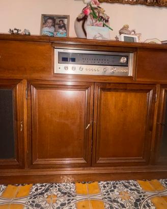Credenza in legno con radio stereo integrata