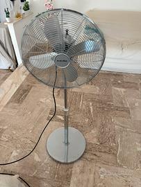 Ventilatore terra grande alto funzionante