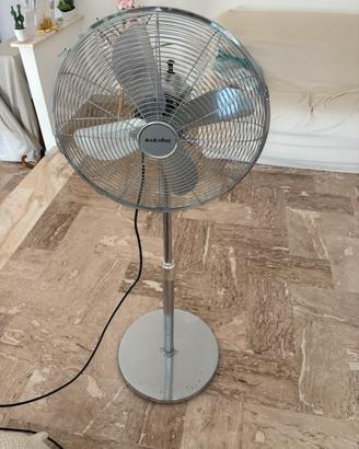 Ventilatore terra grande alto funzionante