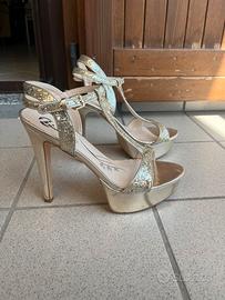 Sandali Bata con tacco color oro brillantinato