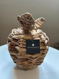 Ornamento in paglia a forma di mela.