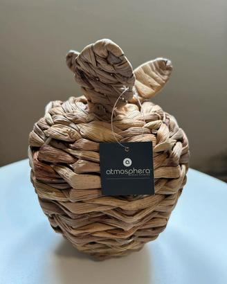 Ornamento in paglia a forma di mela.