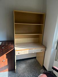 Scrivania con libreria