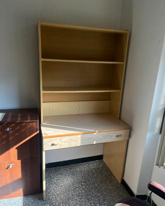 Scrivania con libreria