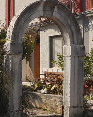 Portale in pietra (arco) del 1893