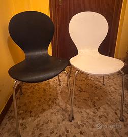 Coppia di sedie design bianca  e nera in  legno