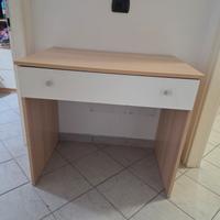 scrivania con sedia 