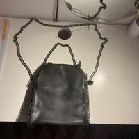 Borsa in pelle nera con catene argentate