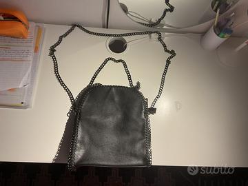 Borsa in pelle nera con catene argentate