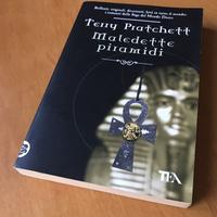 MALEDETTE PIRAMIDI - Terry Pratchett - TEA - 2010