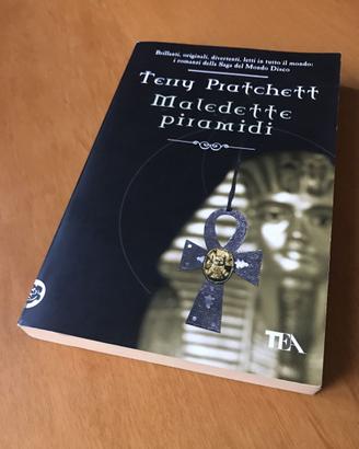 MALEDETTE PIRAMIDI - Terry Pratchett - TEA - 2010