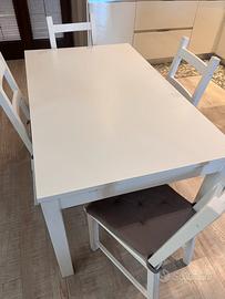 Tavolo con sedie bianco