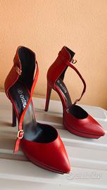 Eleganti scarpe rosse con tacco alto e plateau.