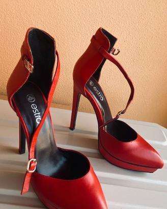 Eleganti scarpe rosse con tacco alto e plateau.