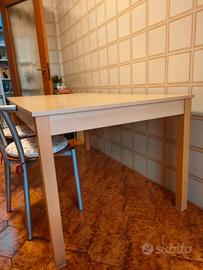 tavolo da cucina rettangolare in legno chiaro