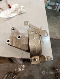 SUPPORTO MOTORE SUPERIORE LATO DISTRIBUZIONE LANCI