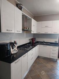 Cucina con piano in quarzo
