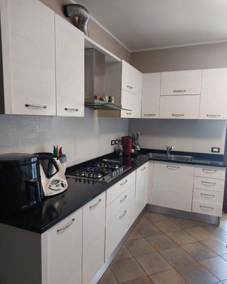 Cucina con piano in quarzo