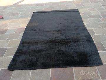 tappeto nero in lana,molto bello e usato pochi, è 