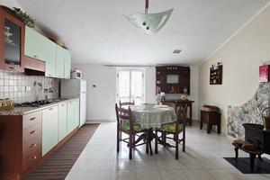 Casa su tre livelli