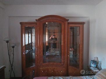 vetrina in perfette codizioni radica di noce