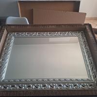 Specchio con cornice in legno traforata argento