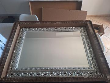 Specchio con cornice in legno traforata argento