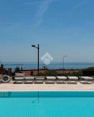 VILLA A SCHIERA A SOIANO DEL LAGO