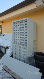 Armadio in metallo con cassettiere 