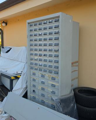 Armadio in metallo con cassettiere 